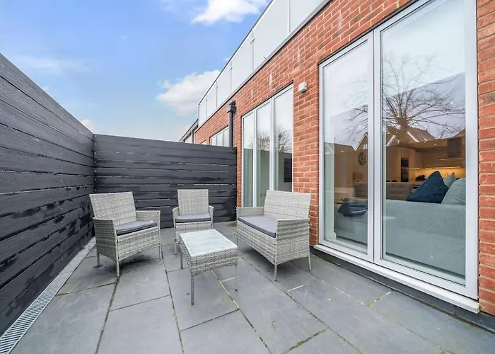Amazing 3 Bedroom Flat In The Heart Of Wimbledon