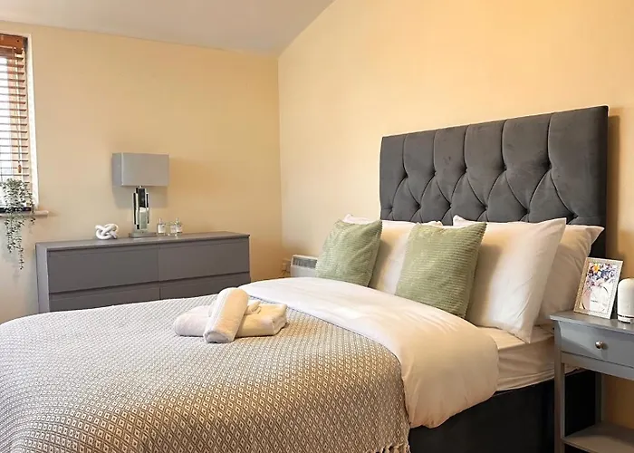 Apartment With Balcony - On High Street - Sleeps 6