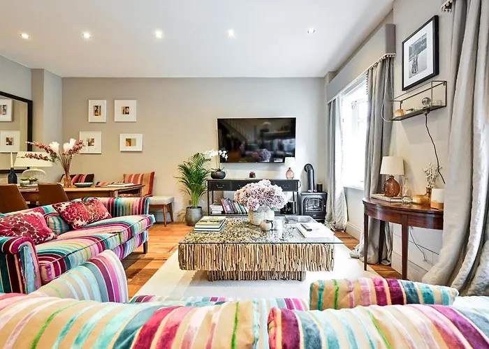 Magnificent 2 Bed Hyde Park Mews House