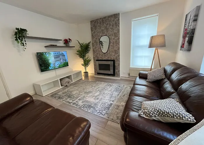 City Charm: Spacious 3-Bed With Garden Oasis