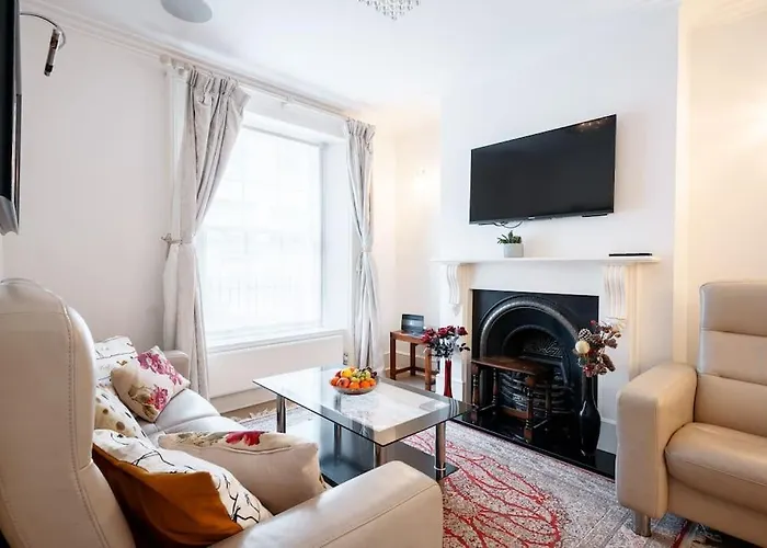 Spacious, Bright & Cosy ~ Ideal Victoria Location!