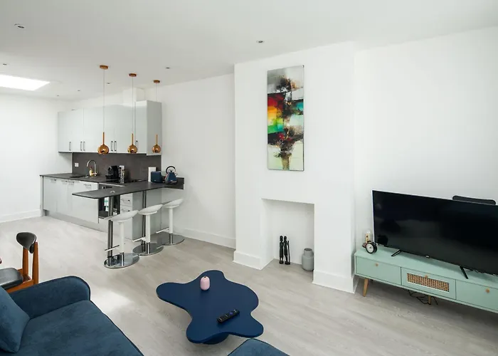 1 Bedroom Flat In Barons Court