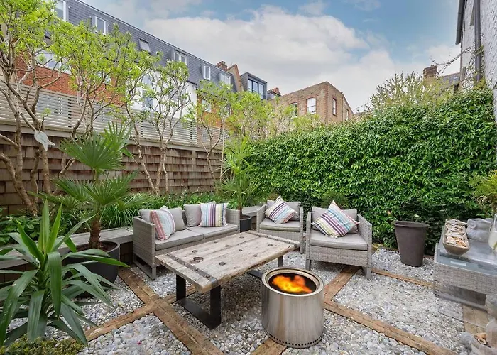 Perfect British Mews Home - Beautiful Garden