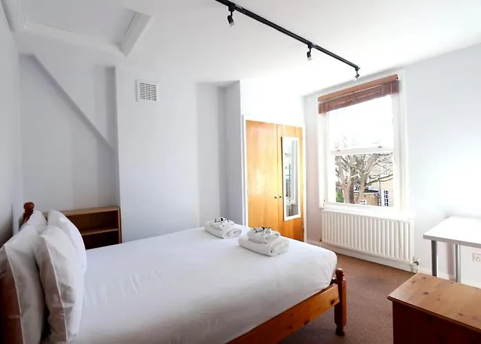 3 Bedroom Prime Angel Location
