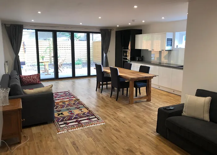 Spacious Self-Contained Flat - 33As1