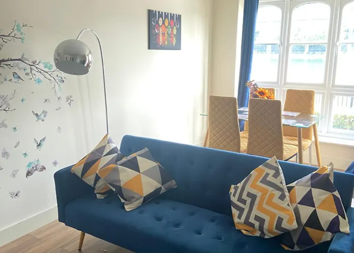 Beautiful 2 Bed Waterfront Apartment With Parking Perfect For Canary Wharf - 2 Bed 2 Bath Apartment With High Speed Wifi And Netflix And Parking
