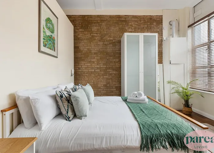 Parea Living - Spacious 3 Bed Flat, Canary Wharf Views With Parking