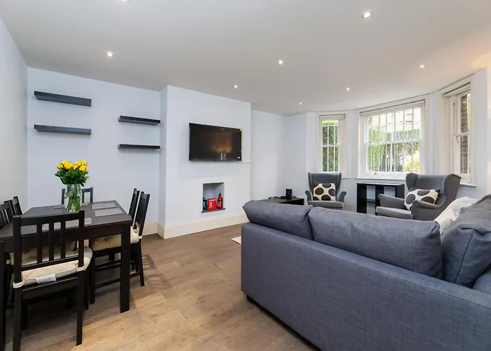 Spacious 2-Bed Flat / 10 Mins From The Centre