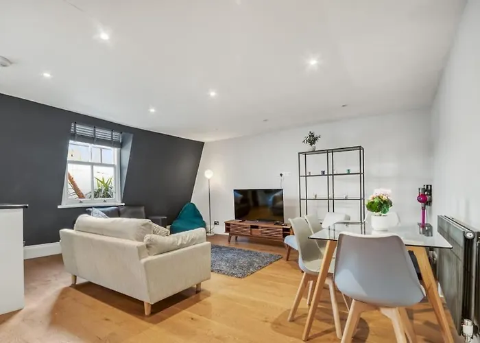 Modern 2 Bed 2 Bath Chelsea