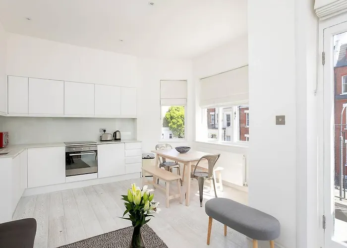 Guestready - West Kensington Home W/Balcony