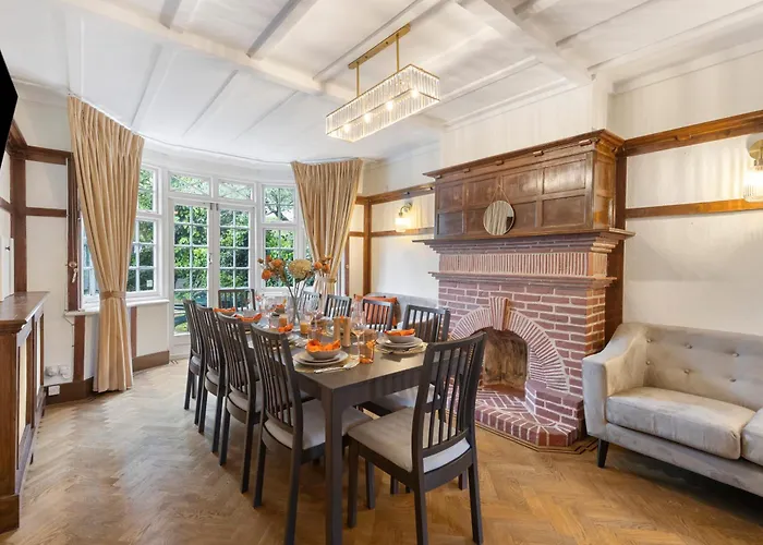 13-Bed London Gem, Opposite Tube Station Less Than 1 Min Walk