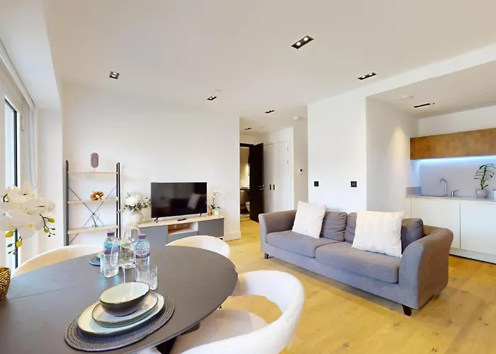 Luxury Large Apartment In Central London With Balcony