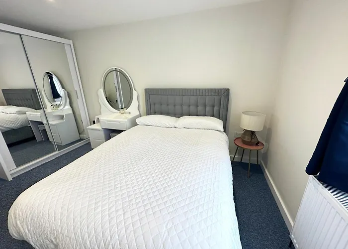 Newly Renovated Bedrooms Near Train And Bus Station