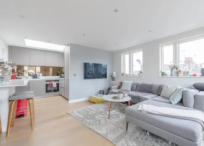 Sleek & Spacious 2Bd Flat - Clapham