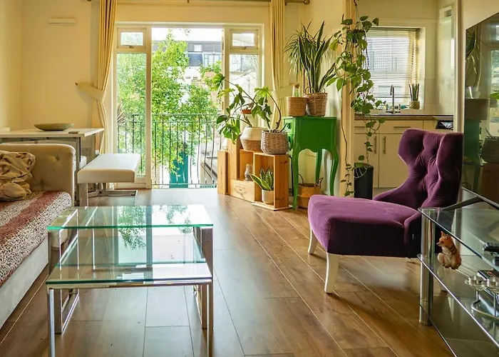Adorable Hackney Flat With Balcony