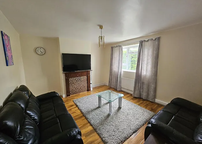 Newly Decorated 2 Bedroom Flat In South East London
