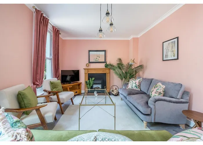 Joivy Splendid Townhouse Flat With Backyard