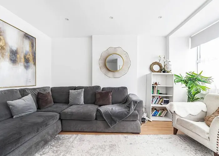 Spacious & Chic 3-Bed House Near Central London