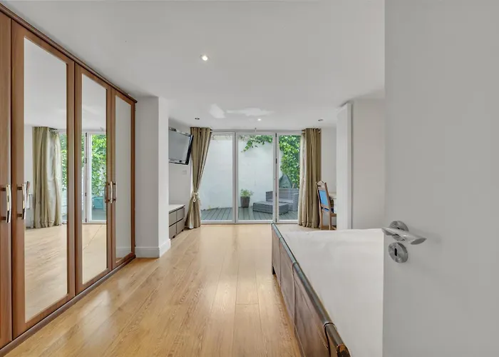 Mews House In Maida Hill With Free Parking