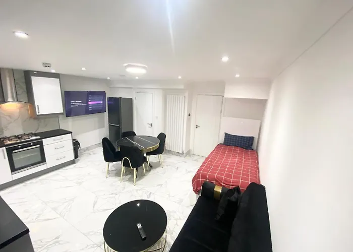 The Royal Boutique Regent Lodge By London , Sleep 8