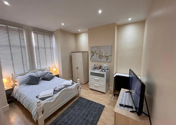 4 Bedroom Apartment Ground Floor For Up To 7 Guests