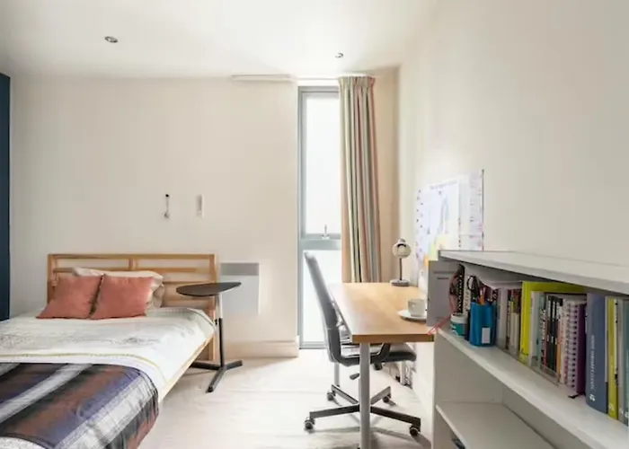 Spacious Air-Conditioned Double Room With Workspace