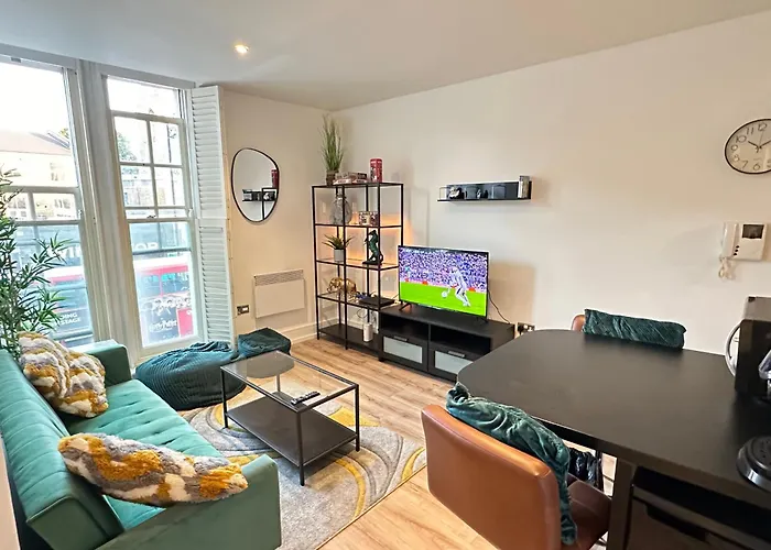 Cosy High Street Apartment 30 Seconds From Station