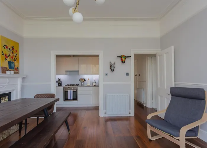 Newly Renovated 3 Bedroom Apartment In North West London