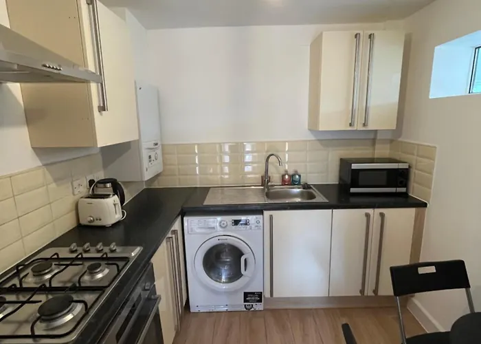 2Bd Apt East London Sleeps 7!