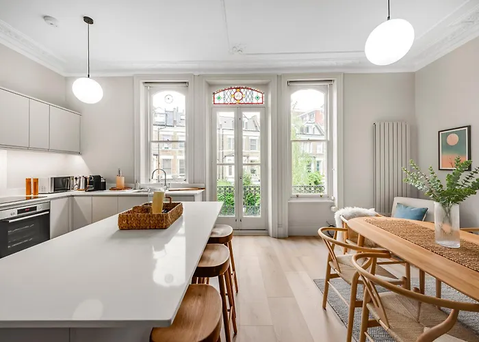 Luxury 3 Bed Apartment With Balcony In Kensington Olympia