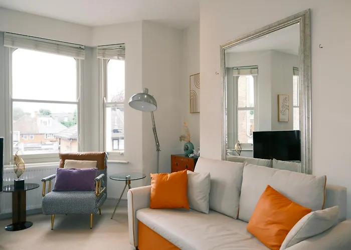 Spacious Duplex Flat West London For Families & Groups