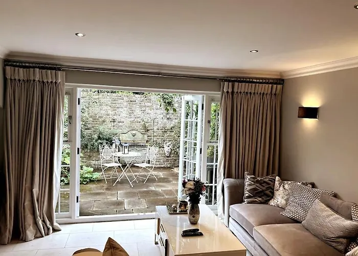 Sweet 2 Bed House In London\'S Best Neighbourhood