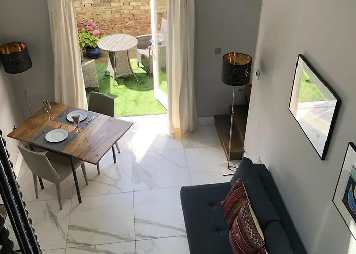 London-Apartment-Sleeps2-Privateentrance