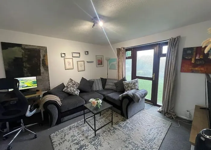 Private Apt Close To Train Station