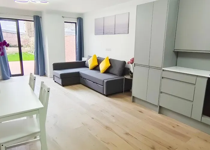 Spacious 2B2B Apartment With Garden