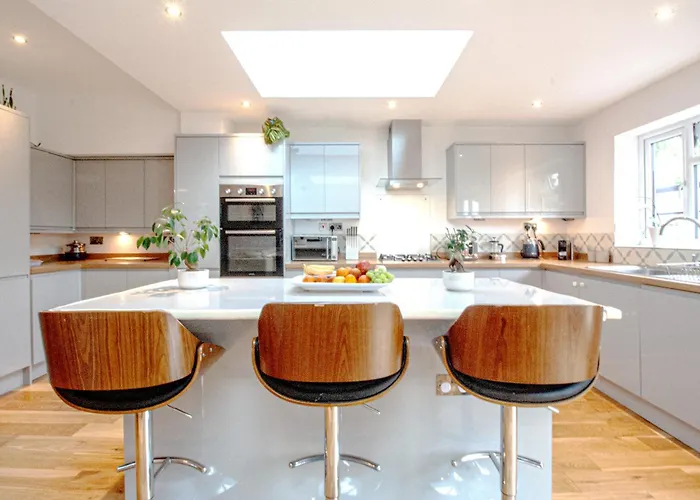 Beautiful 4 Bedroom Home With Garden Sleeps 10
