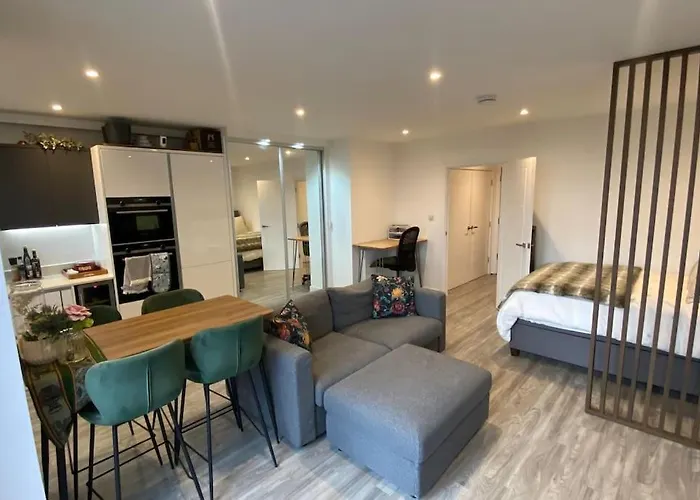 London Luxe: Stylish Studio