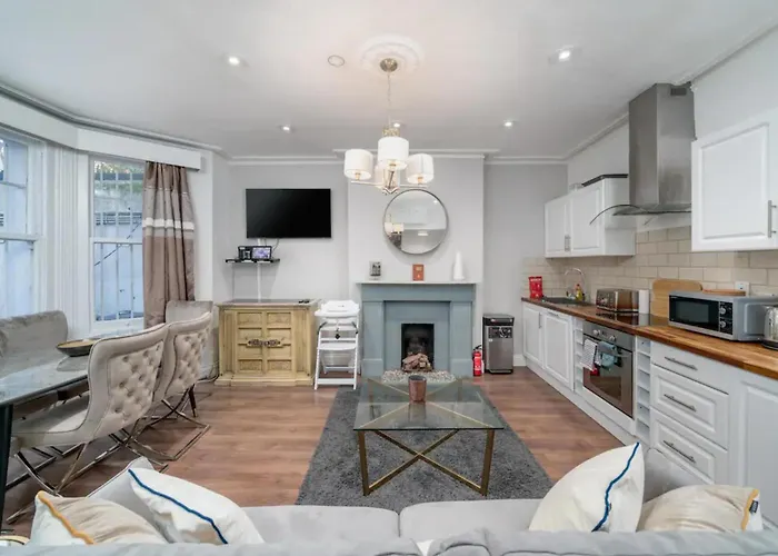 Gorgeous & Modern 2 Bedroom Apartment Sleeps Six In Earl\'S Court