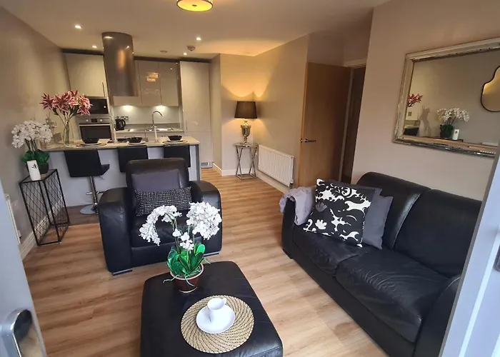 Modern Apartment - Garden & Free Parking