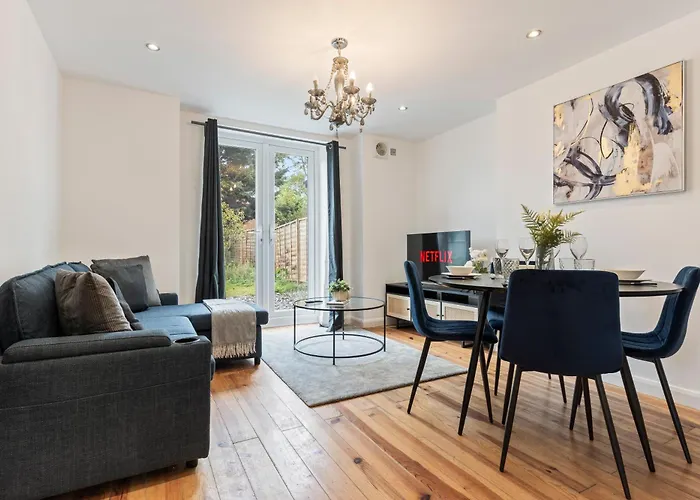 Charming 2-Bed Flat With Garden In London