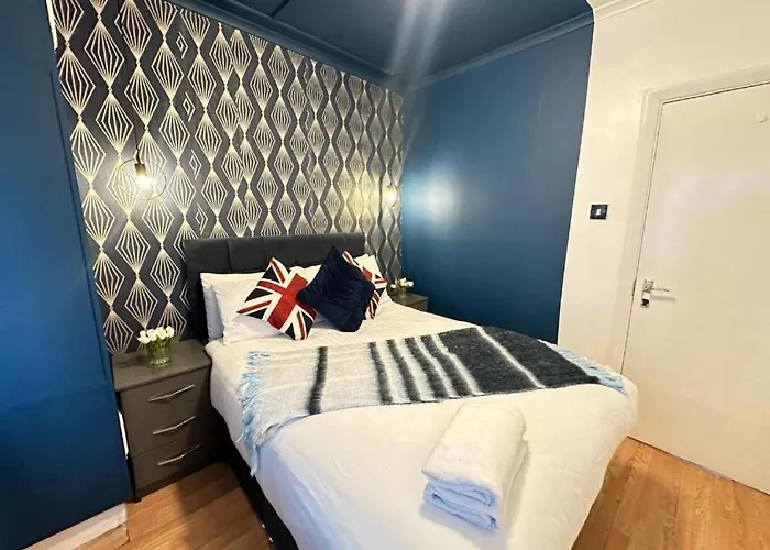 Three Bedroom Apartment Near Central London
