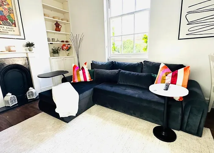 Quiet Beautiful 4 Person Camden Flat W Kitchen