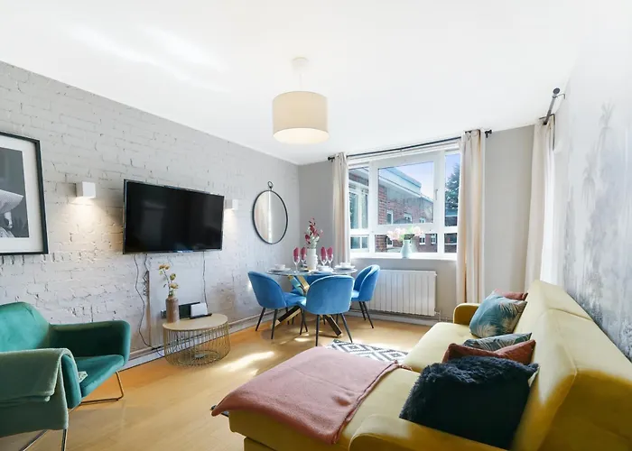 Designer 2 Bedroom Flat In London-Balcony-Sleeps 6