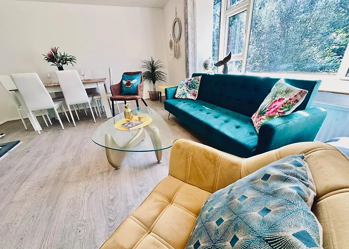 Spacious, Stylish Appartment Close To Transport