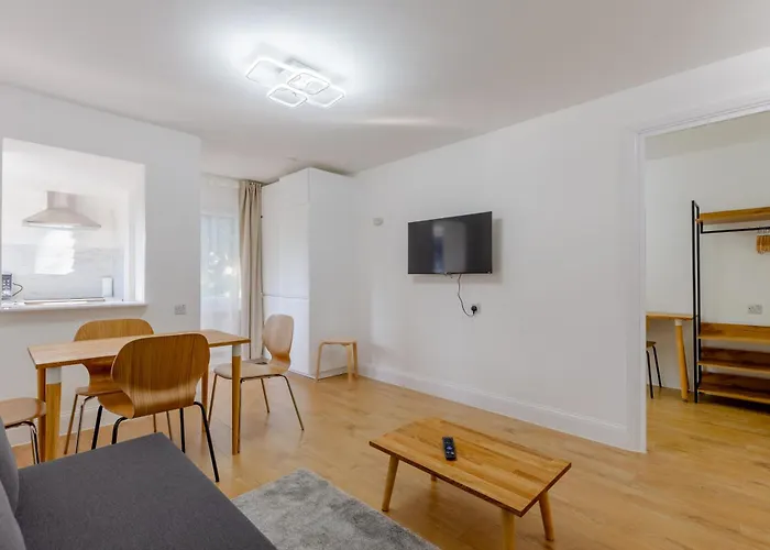 Newly Refurbished 2Bd Flat Close To Excel London