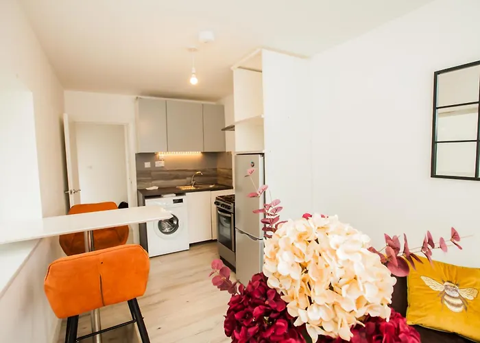 Coombe Hill 2 Bedroom House & Parking