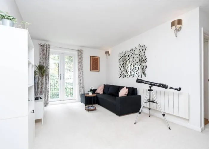Central London Cosy Apartment With Parking