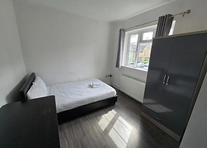 Limehouse En-Suite With Garden View