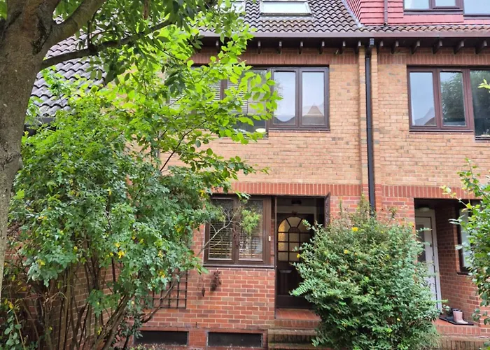 Spacious And Elegant Guest House With En-Suites Available In Canary Wharf