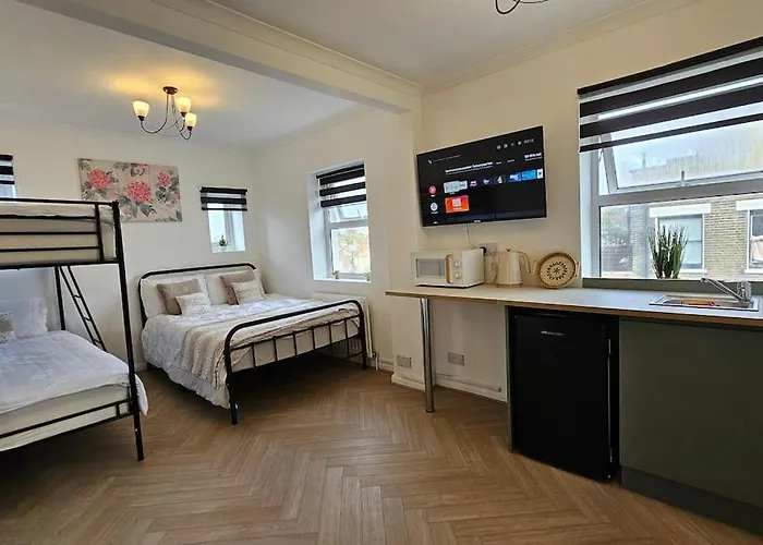 Newly Renovated Studios & Ensuite Rooms! - Camberwell